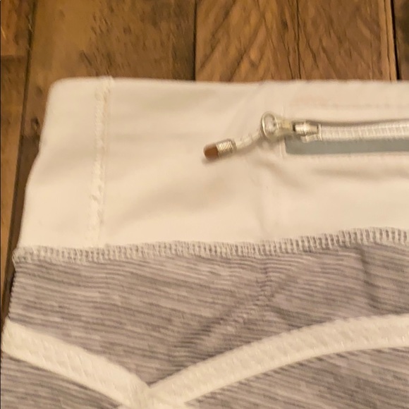 Lululemon gray/white stripe Capri size 4 - Picture 15 of 16